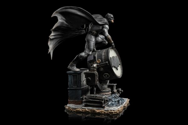 DC COMICS - Statuette Art Scale 1/10 Batman Zack Snyder's Justice League Deluxe 28 cm – Image 4