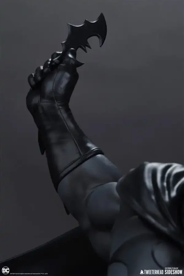 DC COMICS - Statuette 1/6 Batman (Black and Gray Edition) 50 cm – Image 24
