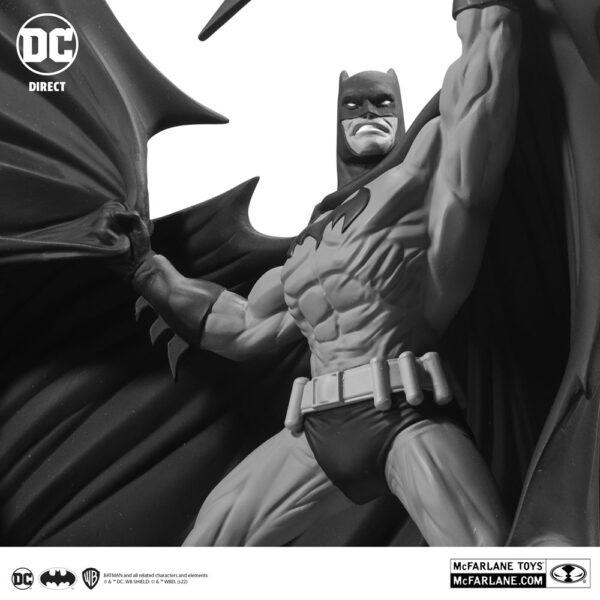 DC COMICS – Statuette Batman Noir & Blanc 25 cm – Image 3
