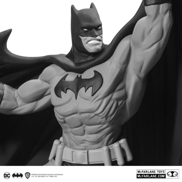 DC COMICS – Statuette Batman Noir & Blanc 25 cm – Image 4