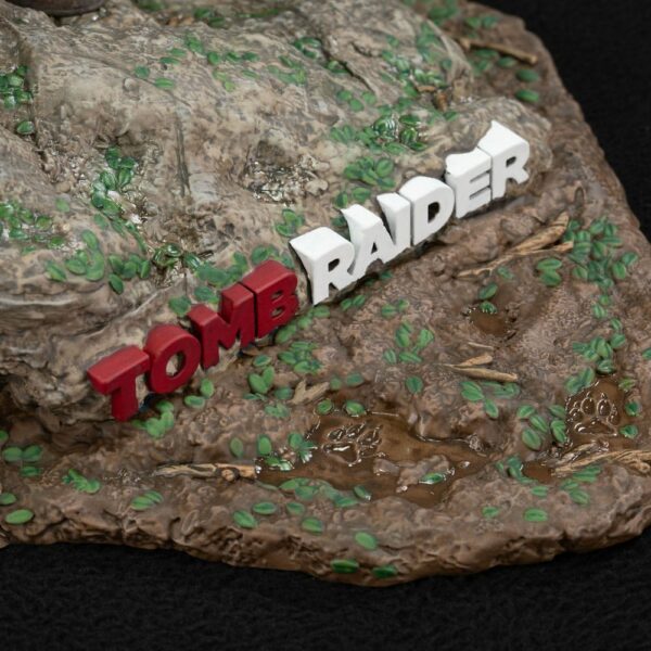 TOMB RAIDER – Statuette Lara Croft (Survivor Era) 33 cm – Image 10