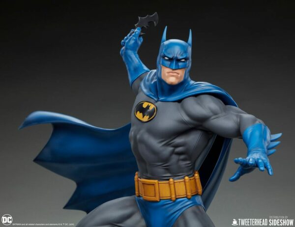 DC COMICS – Statuette 1/4 Batman (Retro Edition) 66 cm – Image 4
